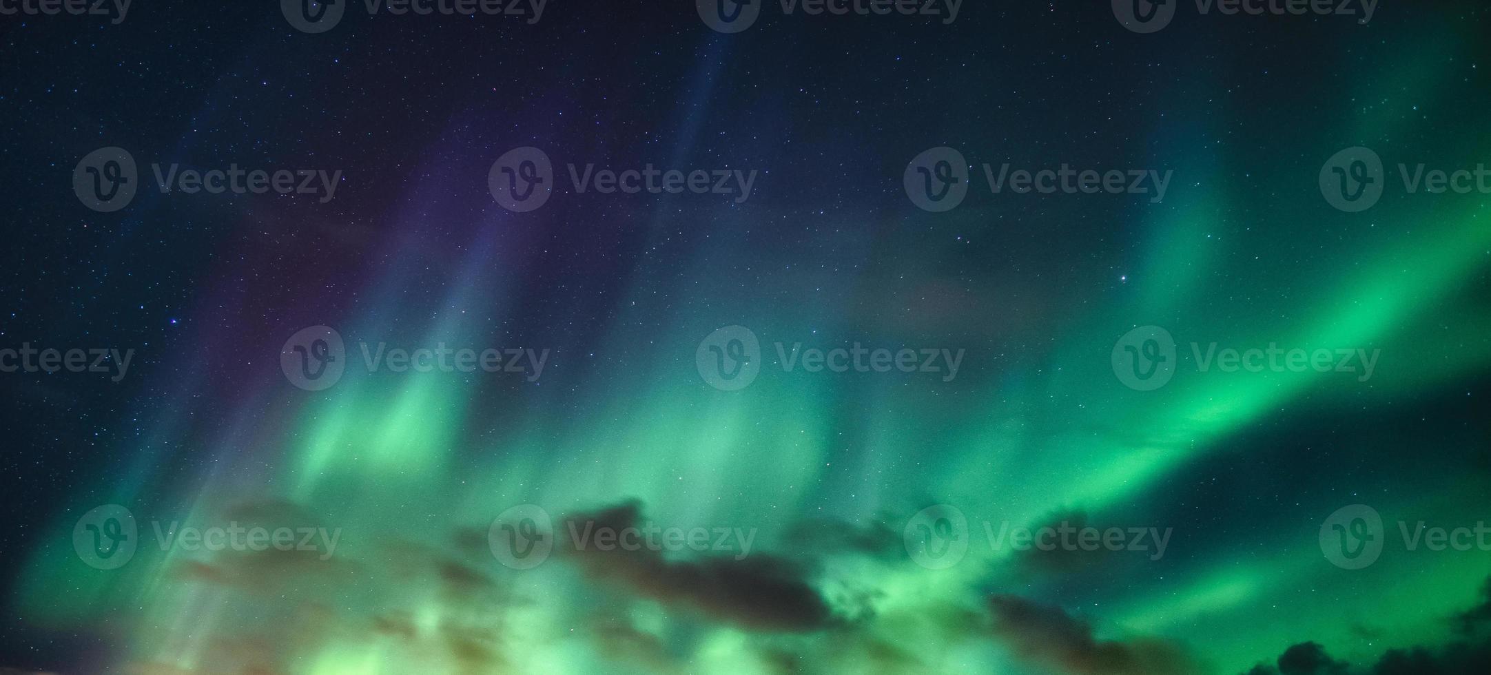 aurora boreal, aurora boreal con estrellas en el cielo nocturno en el círculo polar ártico foto