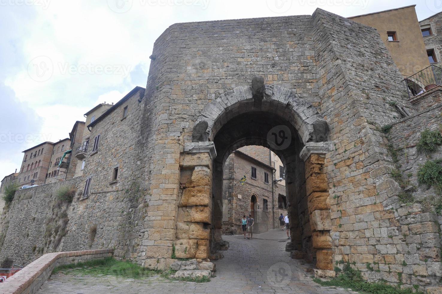 puerta de la ciudad en volterra foto