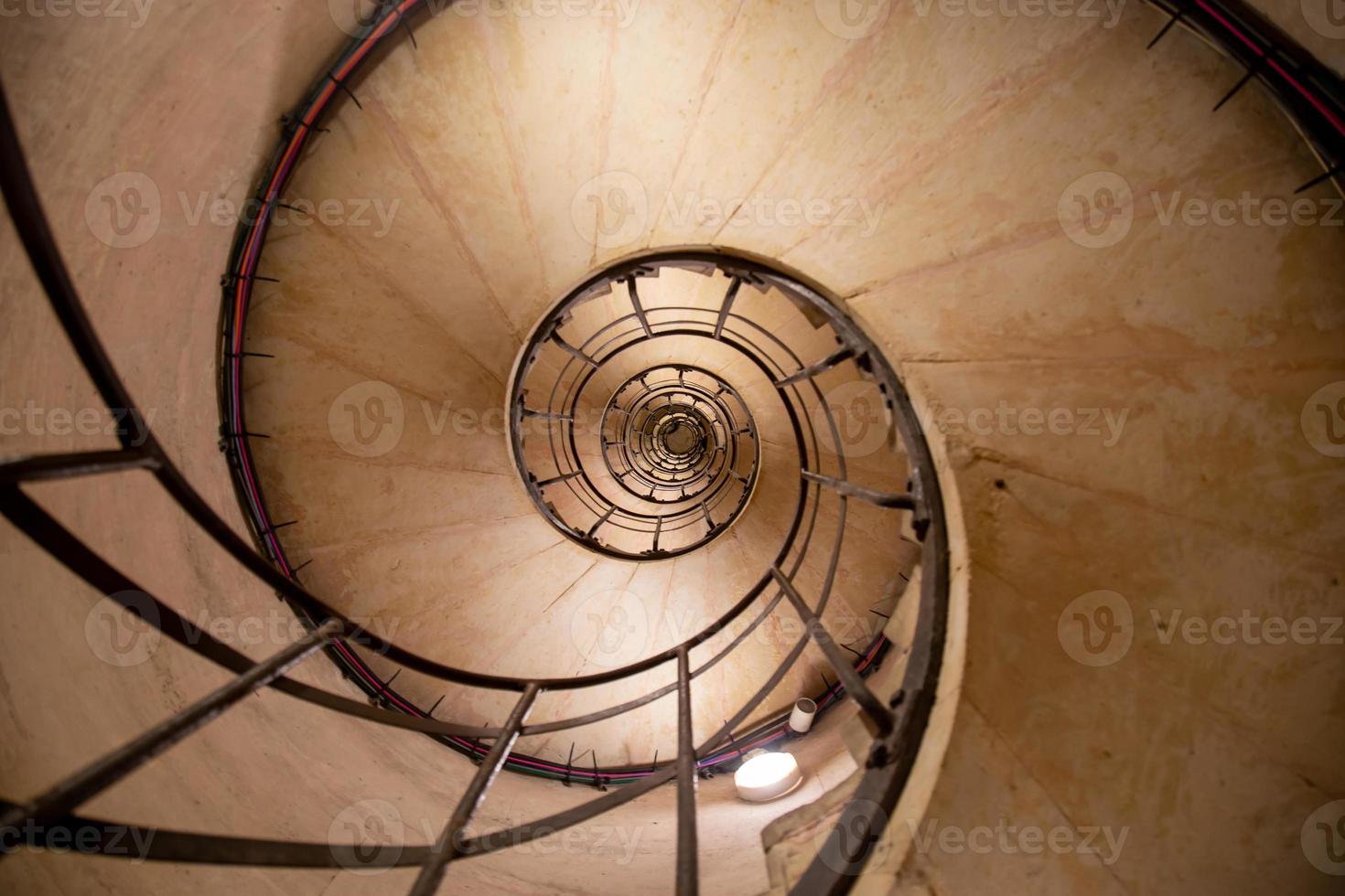 vista de las escaleras de caracol desde el arco de triunfo en parís. foto