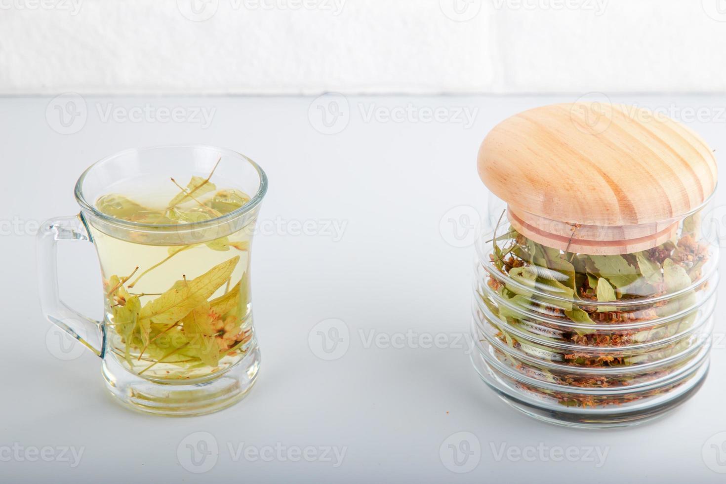 vista de detalle de primer plano dos tazas de té de tilo con hoja de tilo en el estudio. foto