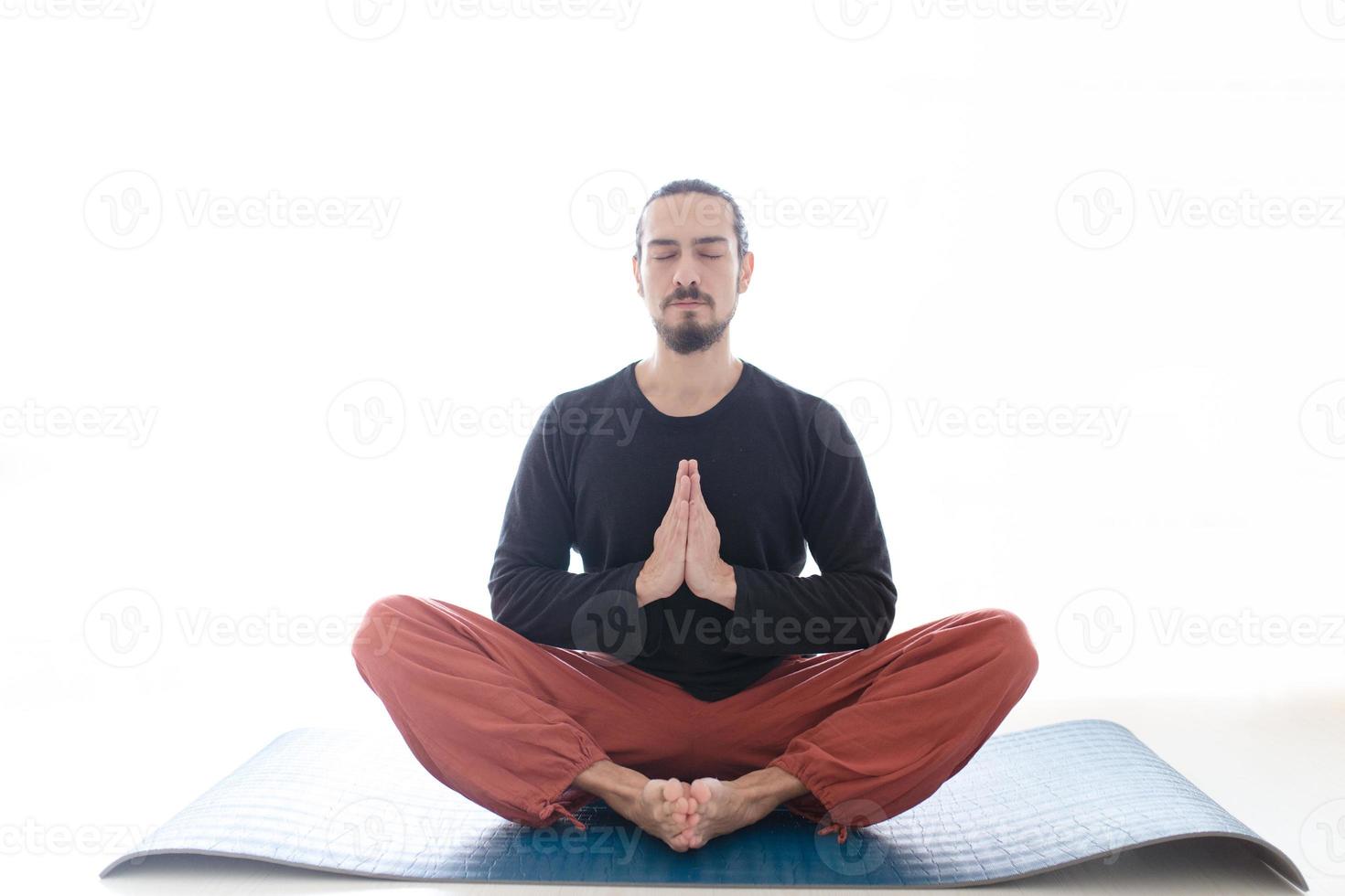 hombre en paz con estado de ánimo tranquilo en trance de meditación. incluye espacio de copia, toma interior con artista profesional. foto