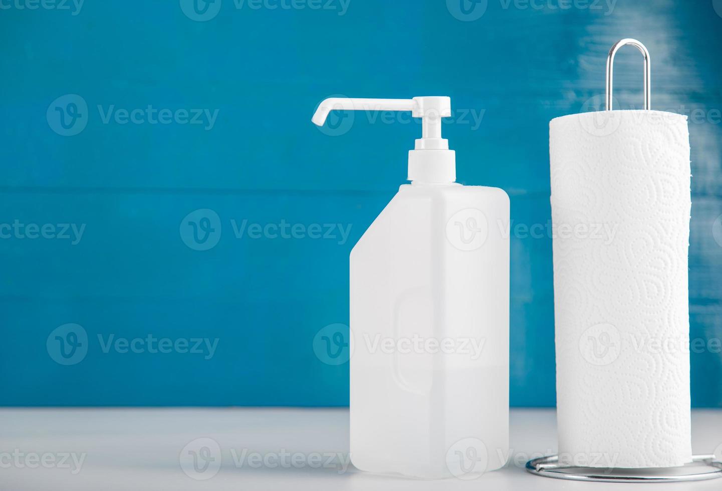 concepto de higiene, toalla de papel y líquido antiséptico desinfectante vista desde un estudio. foto