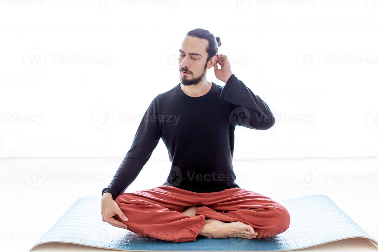 hombre en paz con estado de ánimo tranquilo en trance de meditación. incluye espacio de copia, toma interior con artista profesional. foto