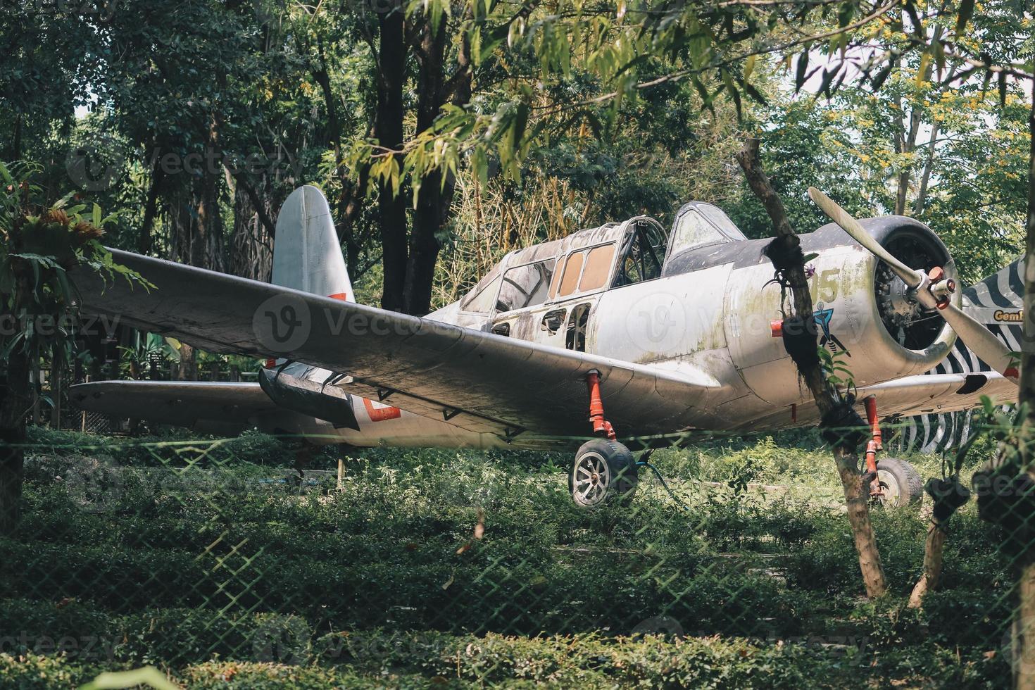 los restos abandonados de un avión de hélice de indonesia en yogyakarta, indonesia foto