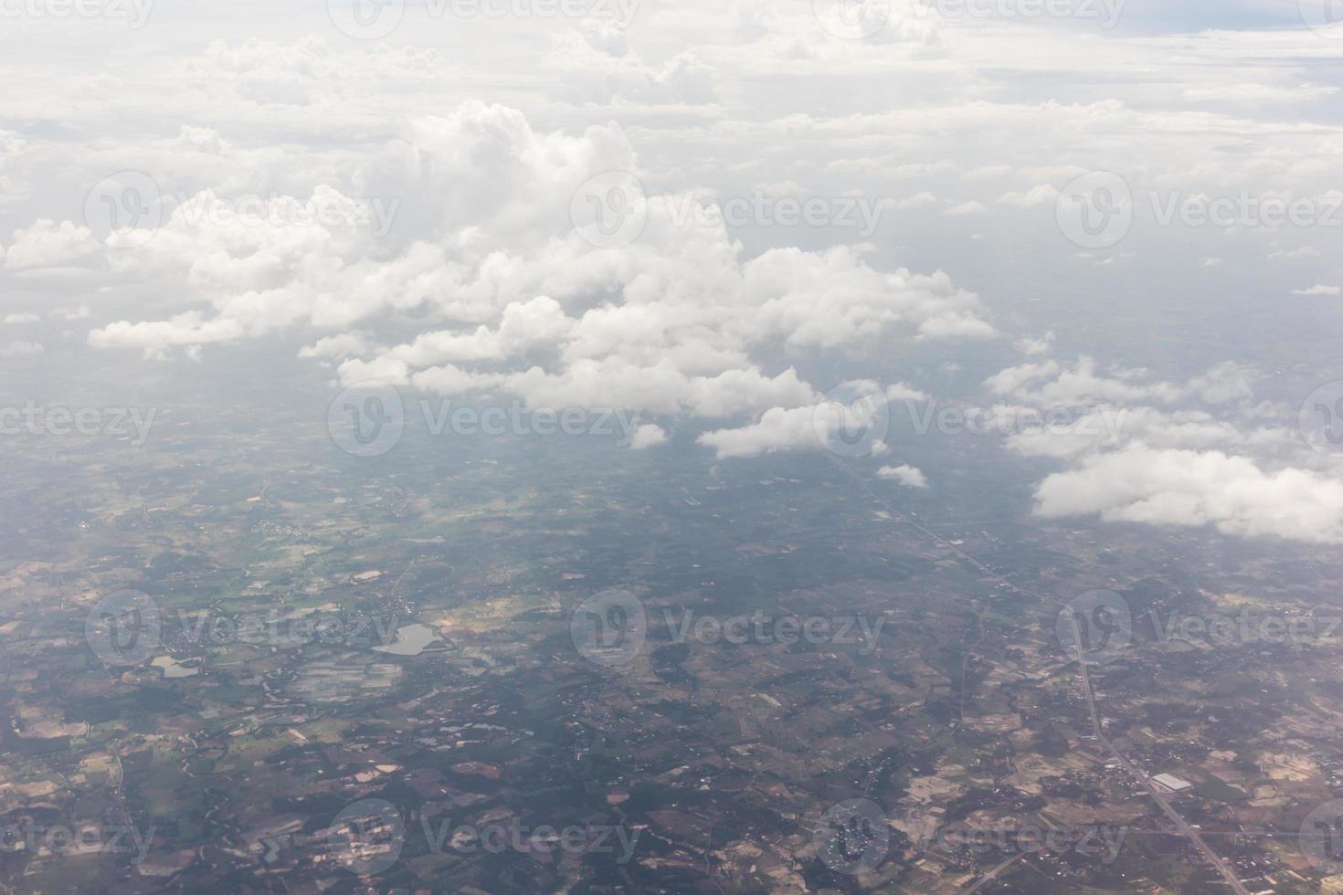 cielo azul con nubes en el avion foto