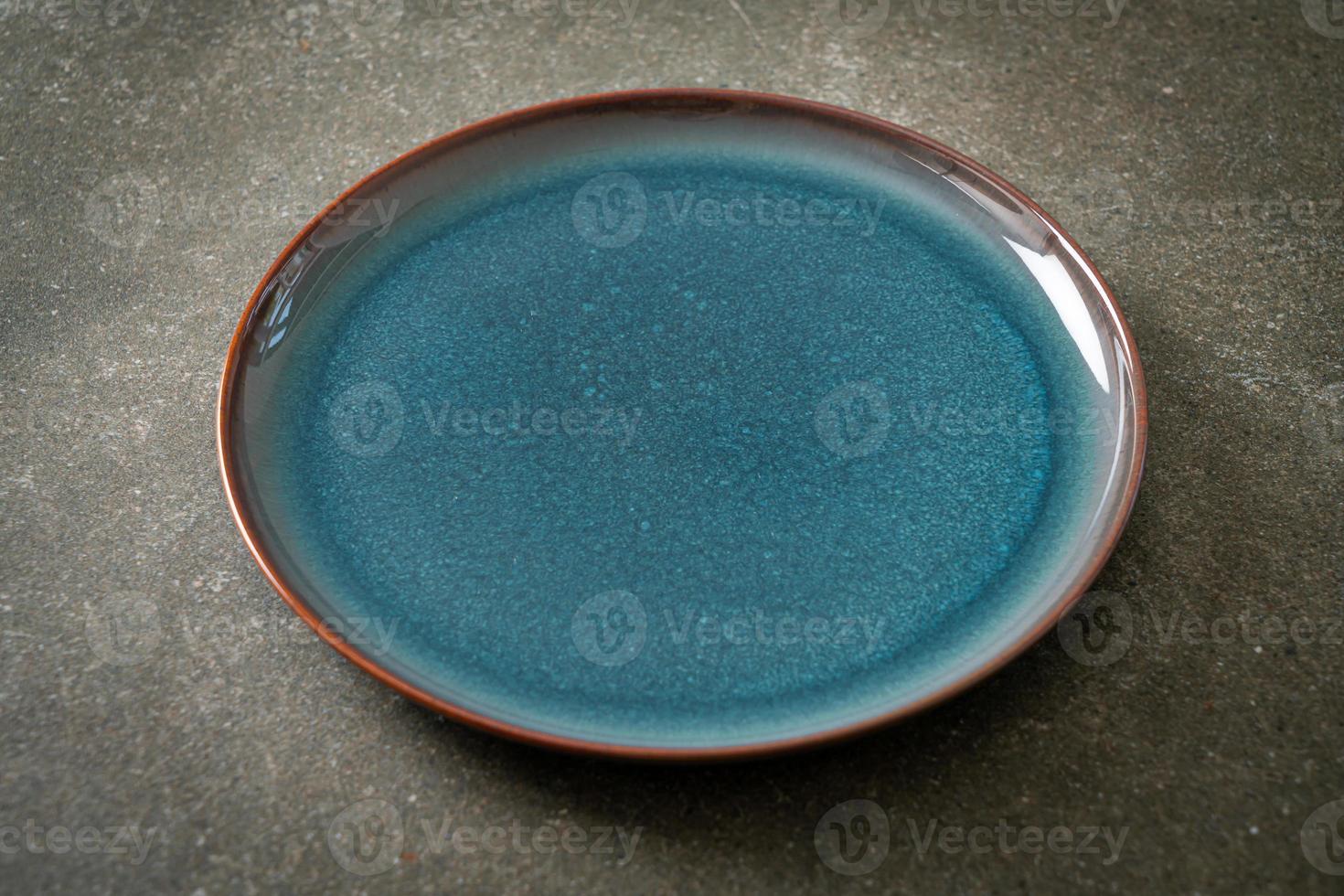 plato de cerámica hermosa y vintage foto