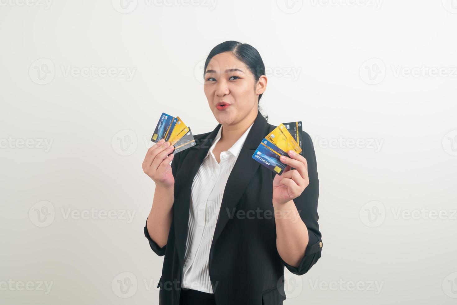 mujer asiática, tenencia, tarjeta de crédito, con, fondo blanco foto