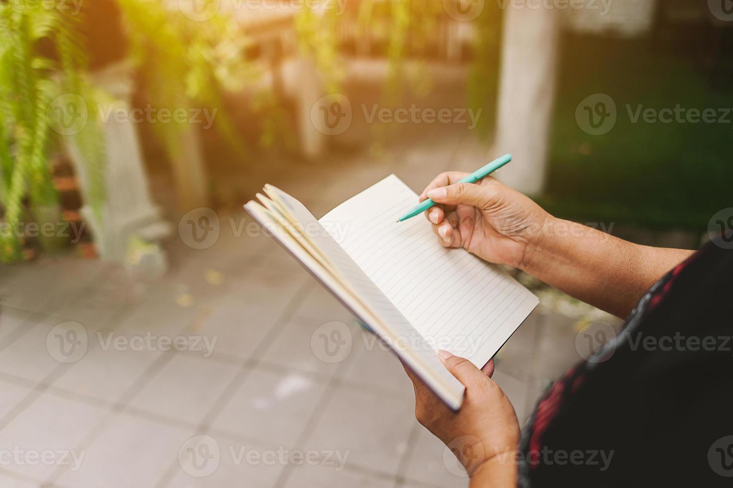 notas tomando cuadernos para enseñar recuerda olvidarte de las cosas. con nuestras propias manos foto