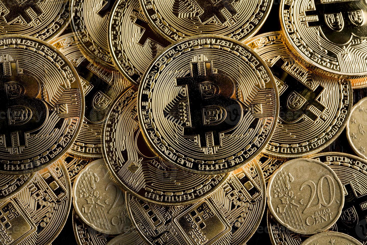 moneda bitcoin la criptomoneda de moneda digital de bit físico una moneda de oro con un hermoso símbolo dorado de bitcoin. adaptarse a su valioso trabajo. foto