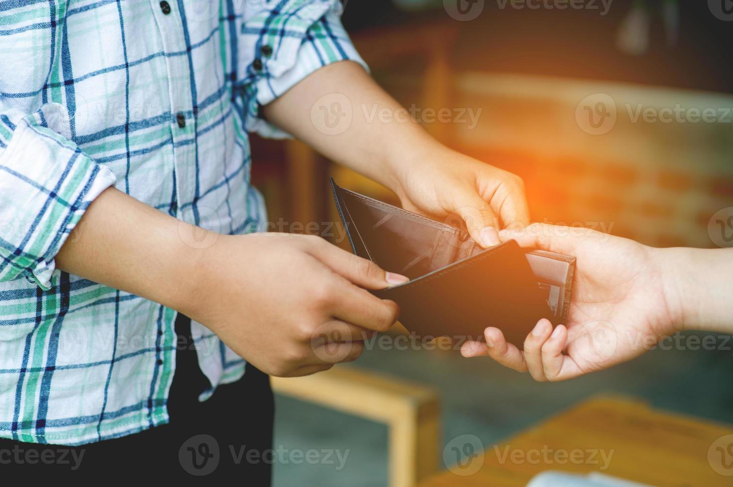 condiciones financieras negativas grave falta de dinero. dos hombres con billeteras vacías con desempleo. condiciones financieras negativas foto