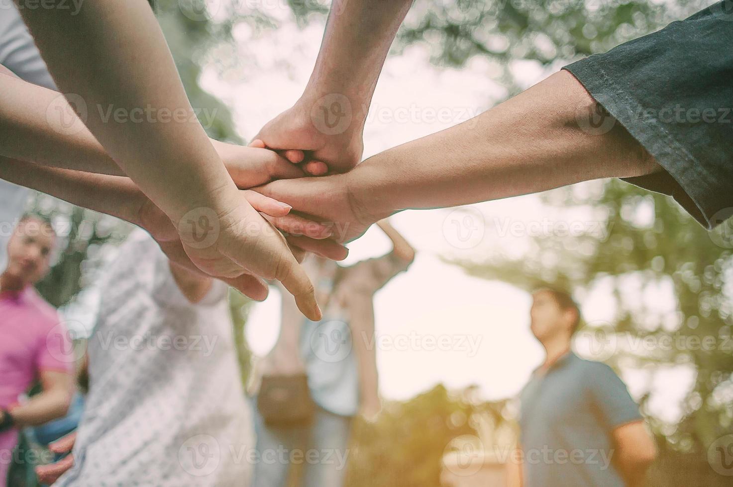 trabajo en equipo con nuestros brazos y manos. foto