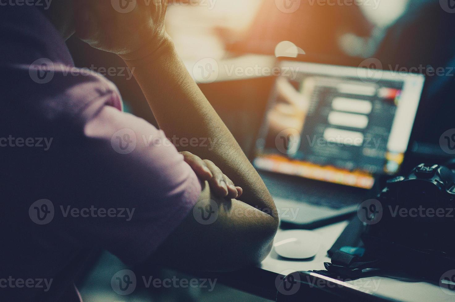 trabajar en la oficina y la tolerancia al trabajo foto