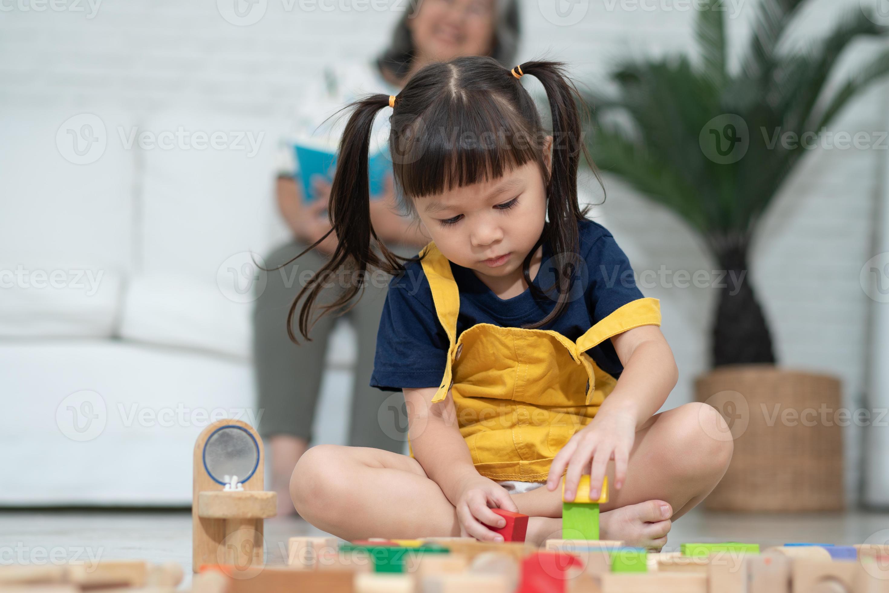 Cute Little Asian 2 - 3 Anos De Idade Criança Menino Criança Se Divertindo  Brincando Com Blocos De Plástico Coloridos Dentro De Casa No Jogo Escola /  Creche / Sala De Estar