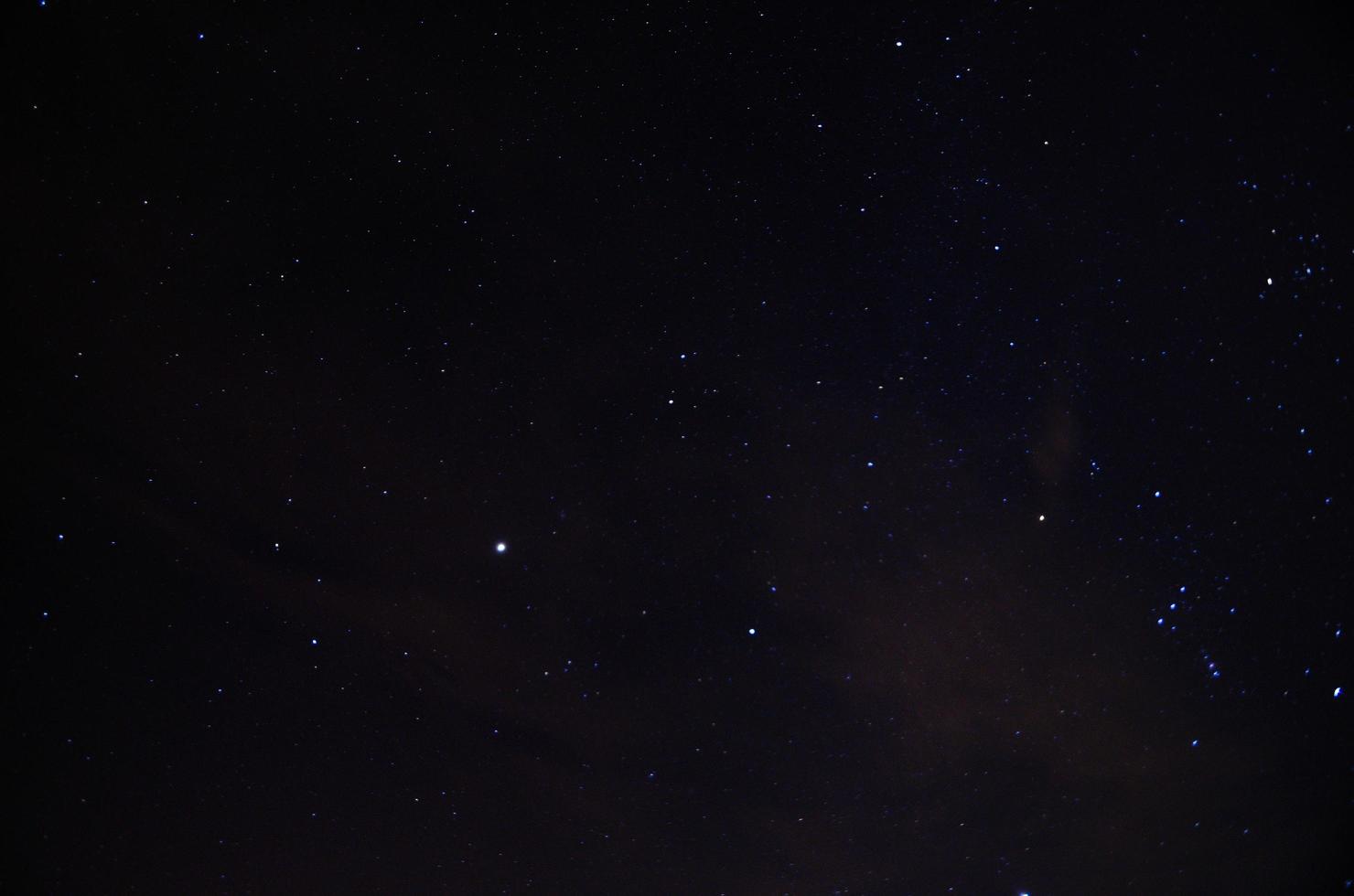 muchas estrellas en la noche negra en el cielo foto