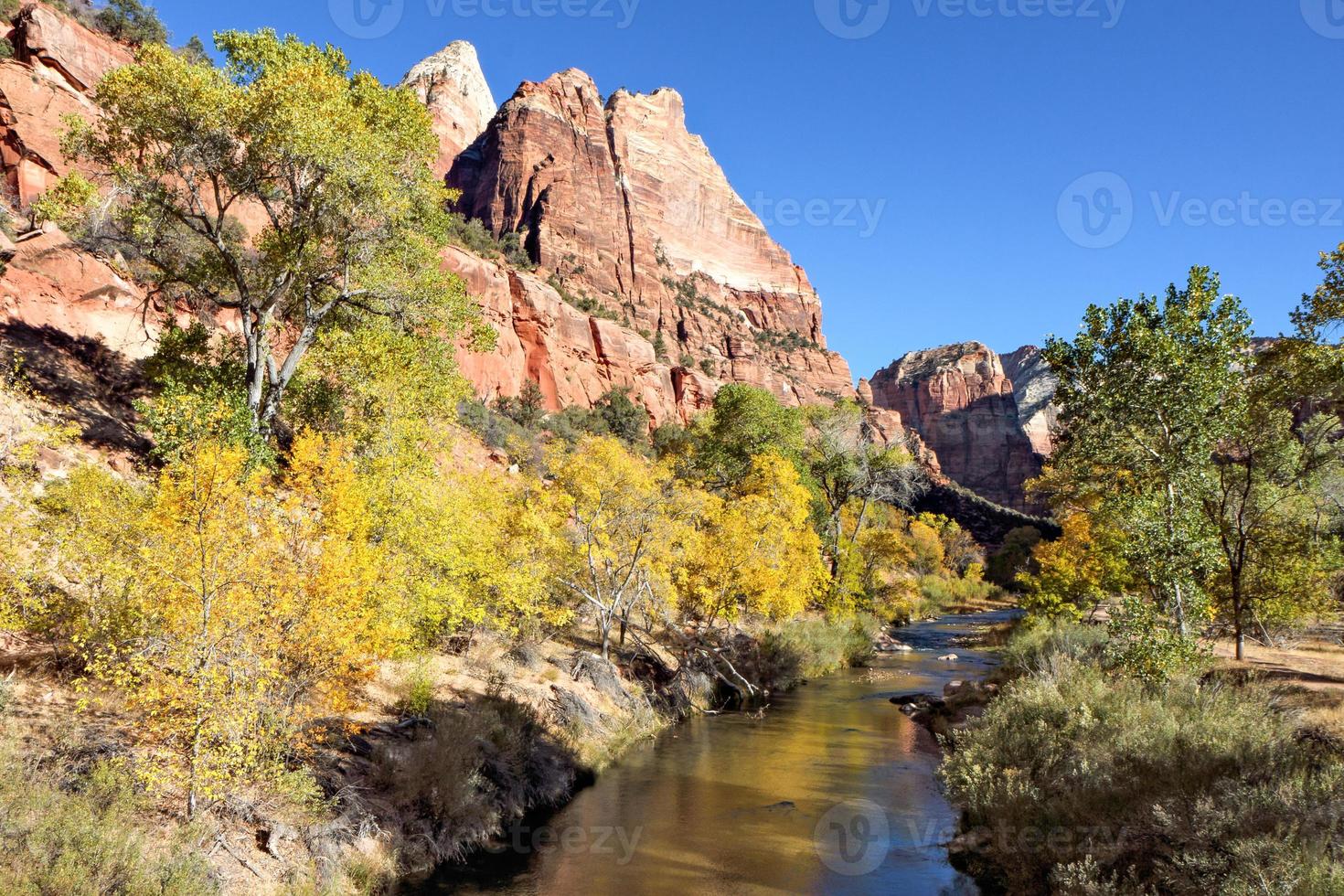 río virgen que serpentea a través de las montañas de sión foto