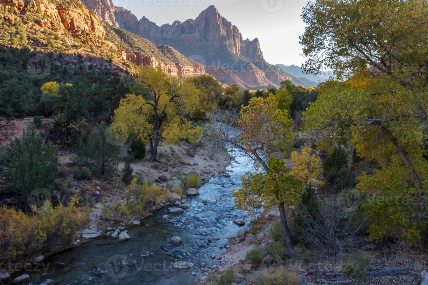 el valle del río virgen al atardecer foto