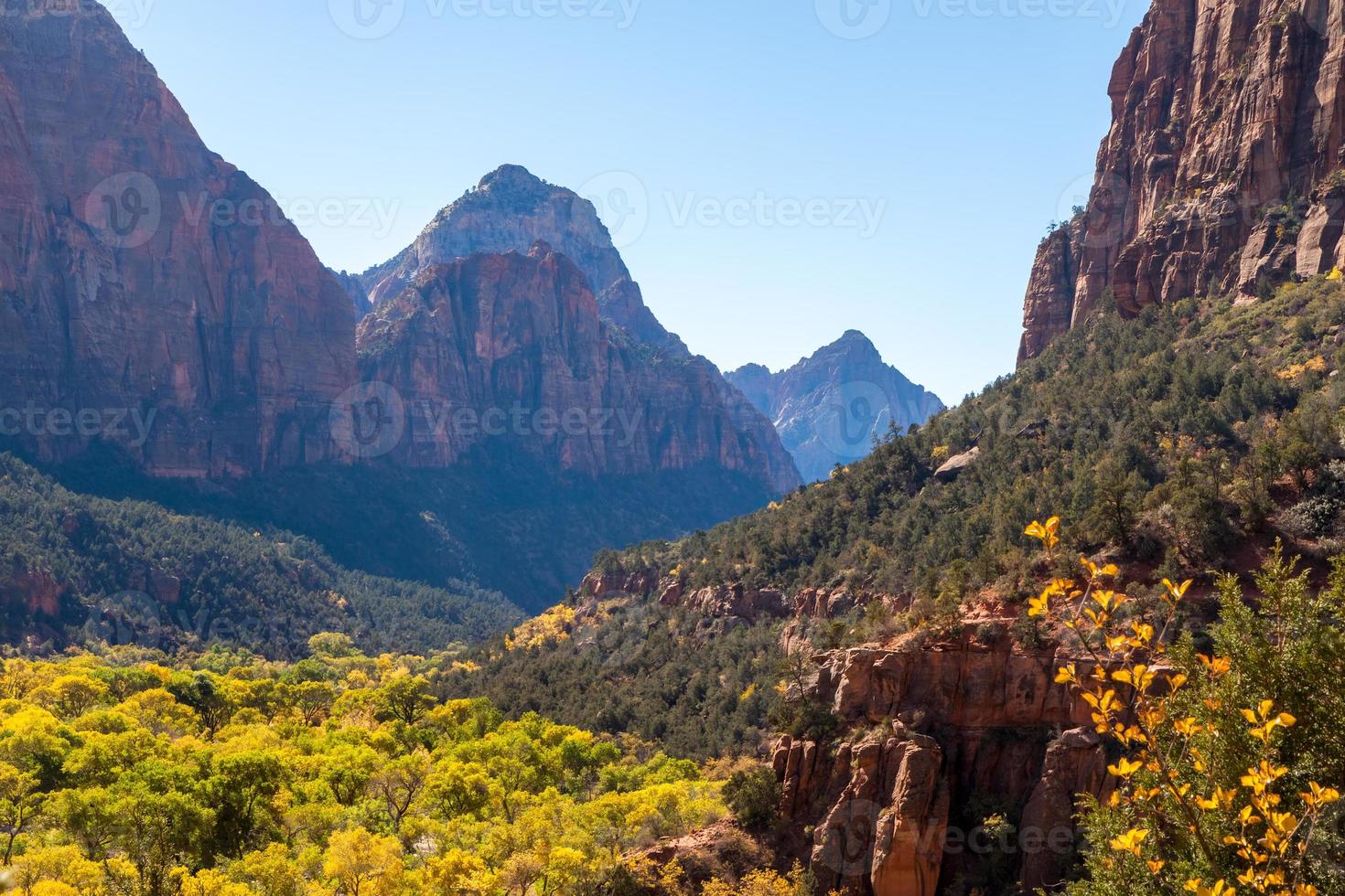 valle a través de las montañas de sión foto