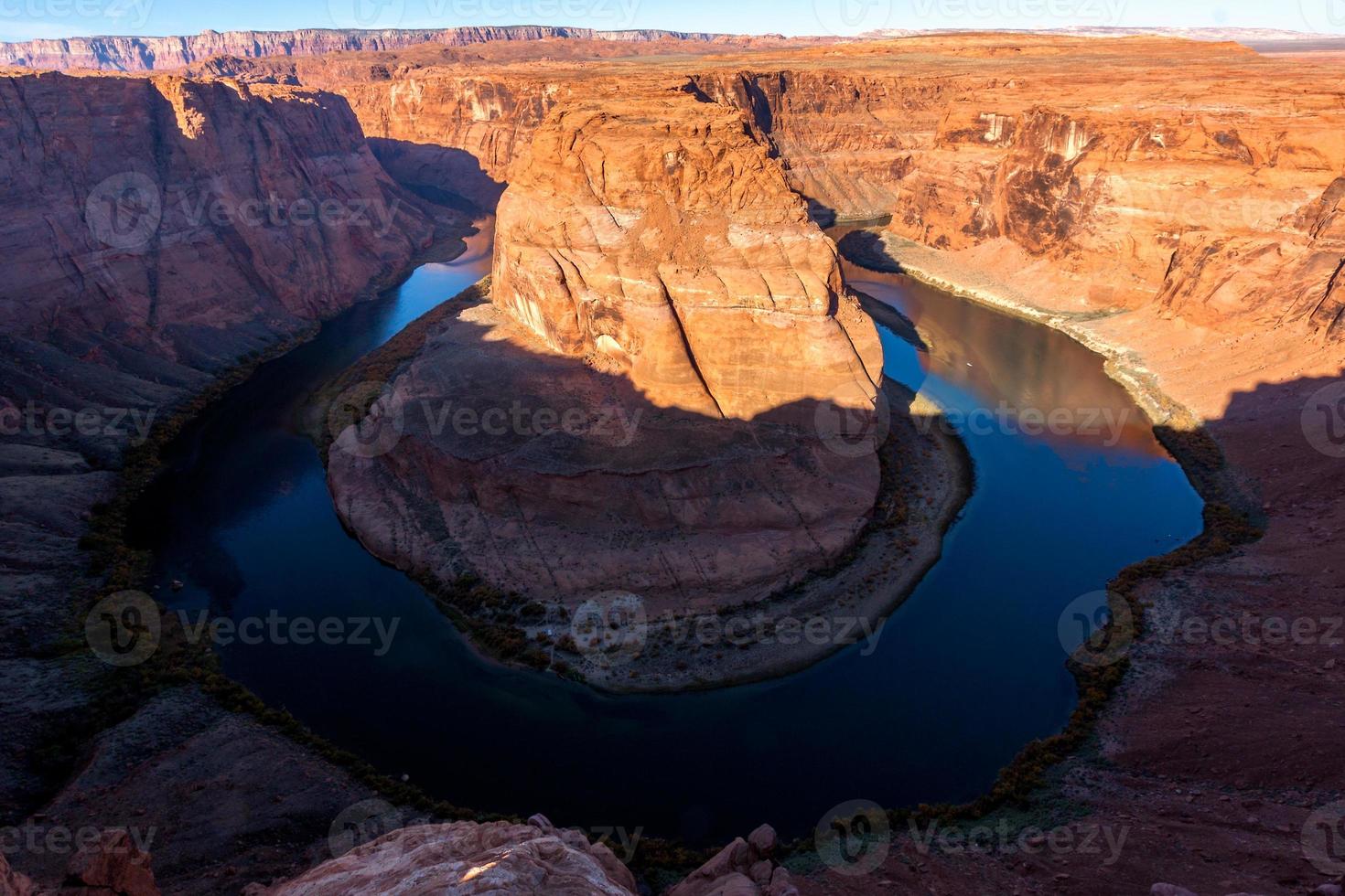 puesta de sol sobre curva de herradura en arizona foto