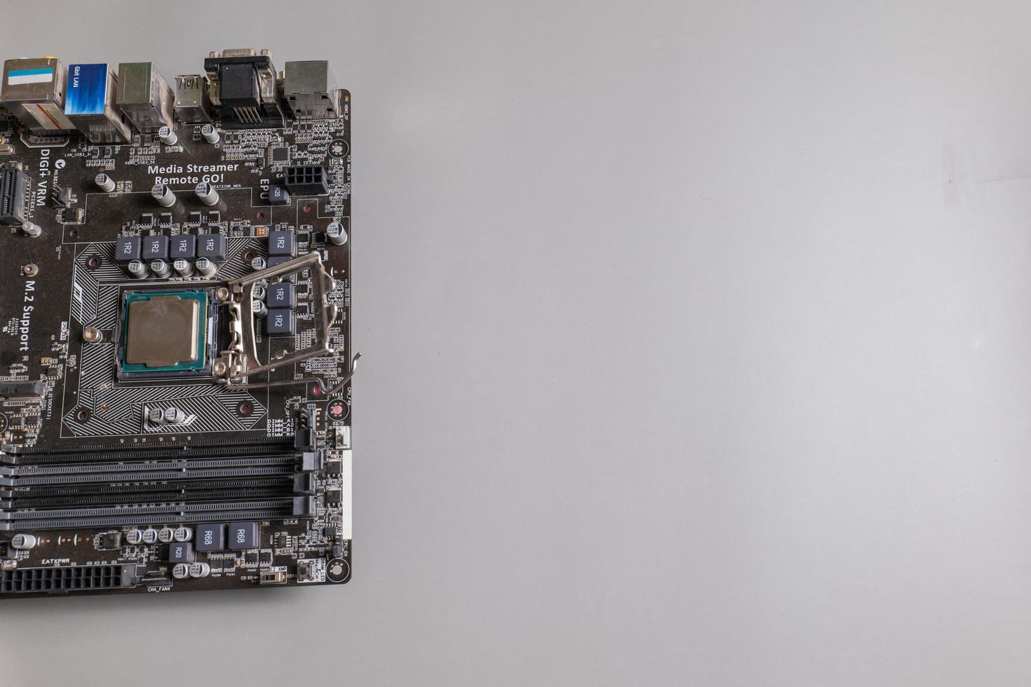 The motherboard puts the CPU, waits for the socket to be closed, there is space to enter the message. photo