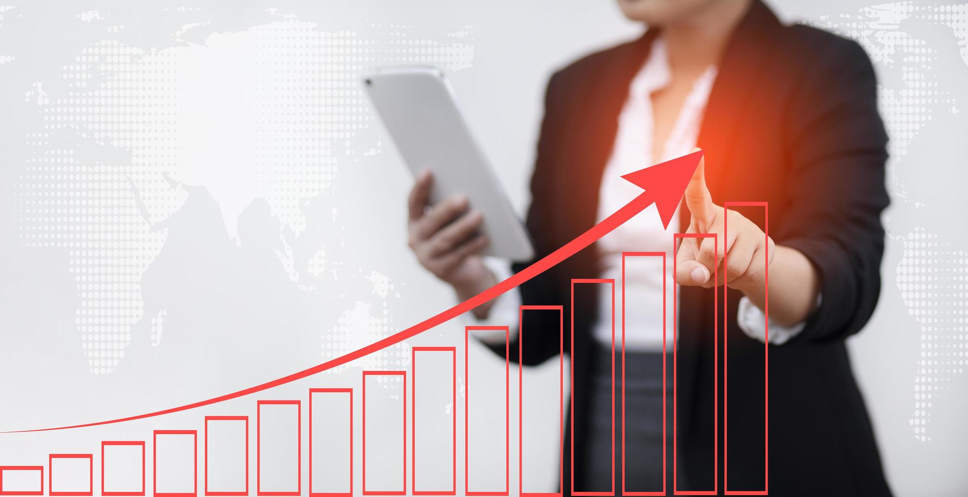 la empresaria toca la flecha de pérdidas del gráfico de crecimiento en el concepto del gráfico del mercado de valores, el gráfico de mercado de la línea táctil del lápiz de uso comercial y las flechas rojas caen al suelo, lo que indica la recesión económica. foto