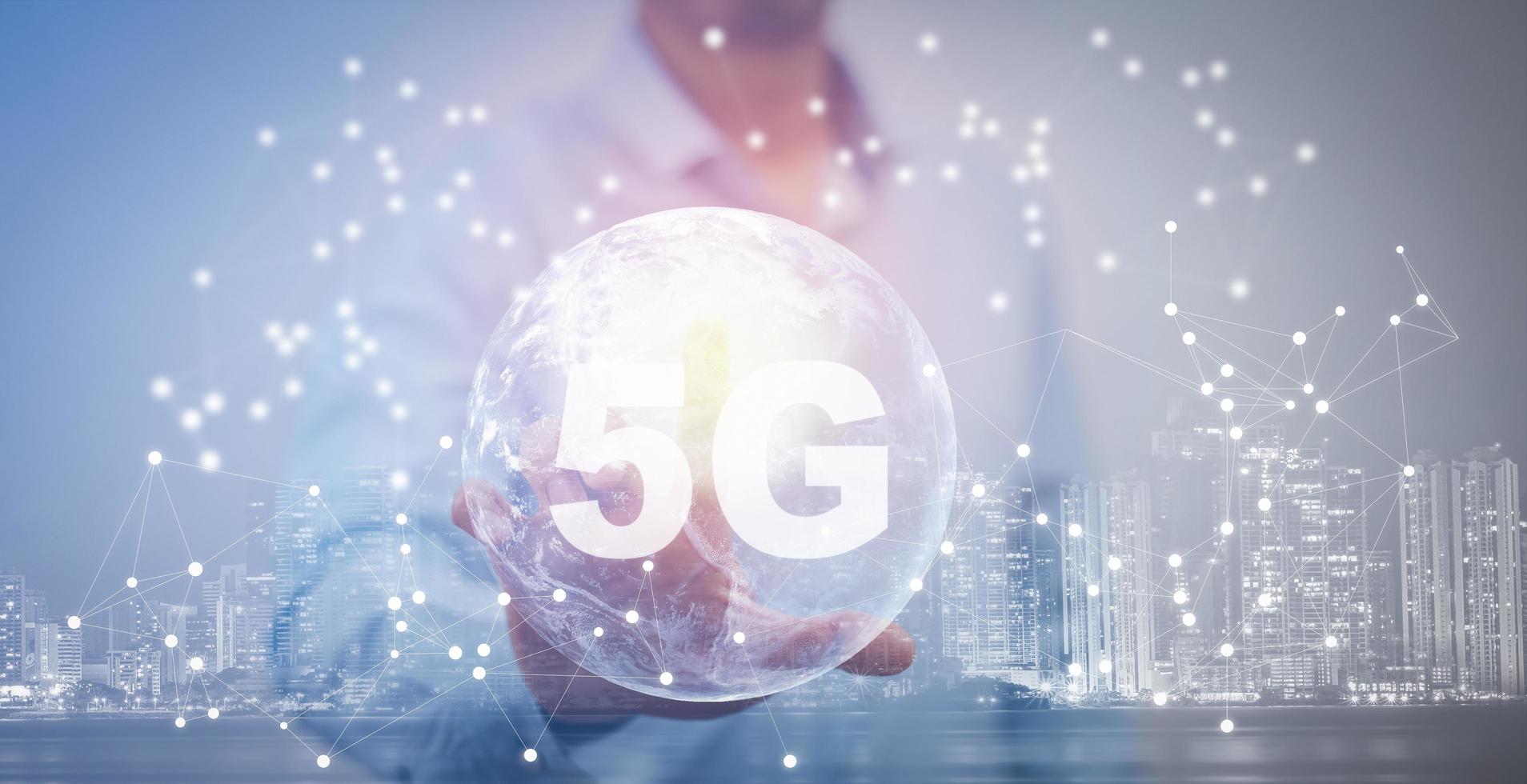 hombre de negocios con el mundo de 5g con concepto de icono, sistemas inalámbricos de red de tecnología 5g e Internet de las cosas, conexión inalámbrica de datos de alta velocidad a Internet desde teléfonos inteligentes. foto