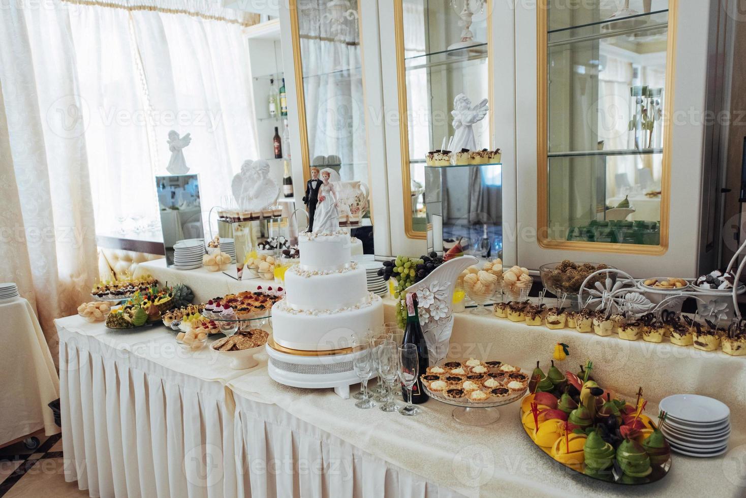 platos finos en la mesa de buffet boda foto