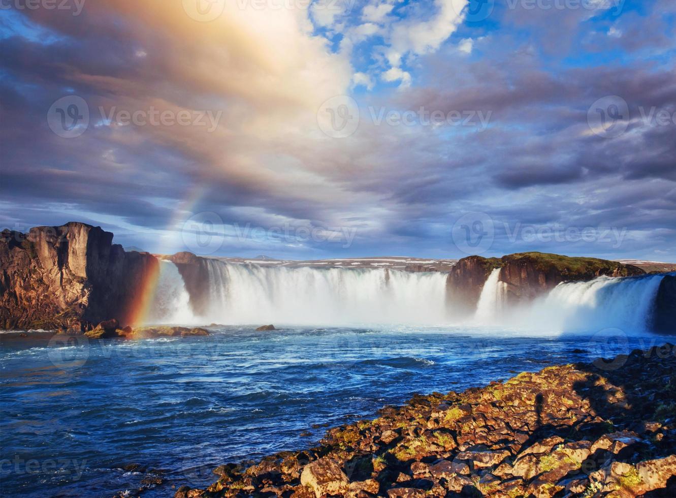 Cascada de Godafoss al atardecer. mundo de la belleza islandia, europa foto