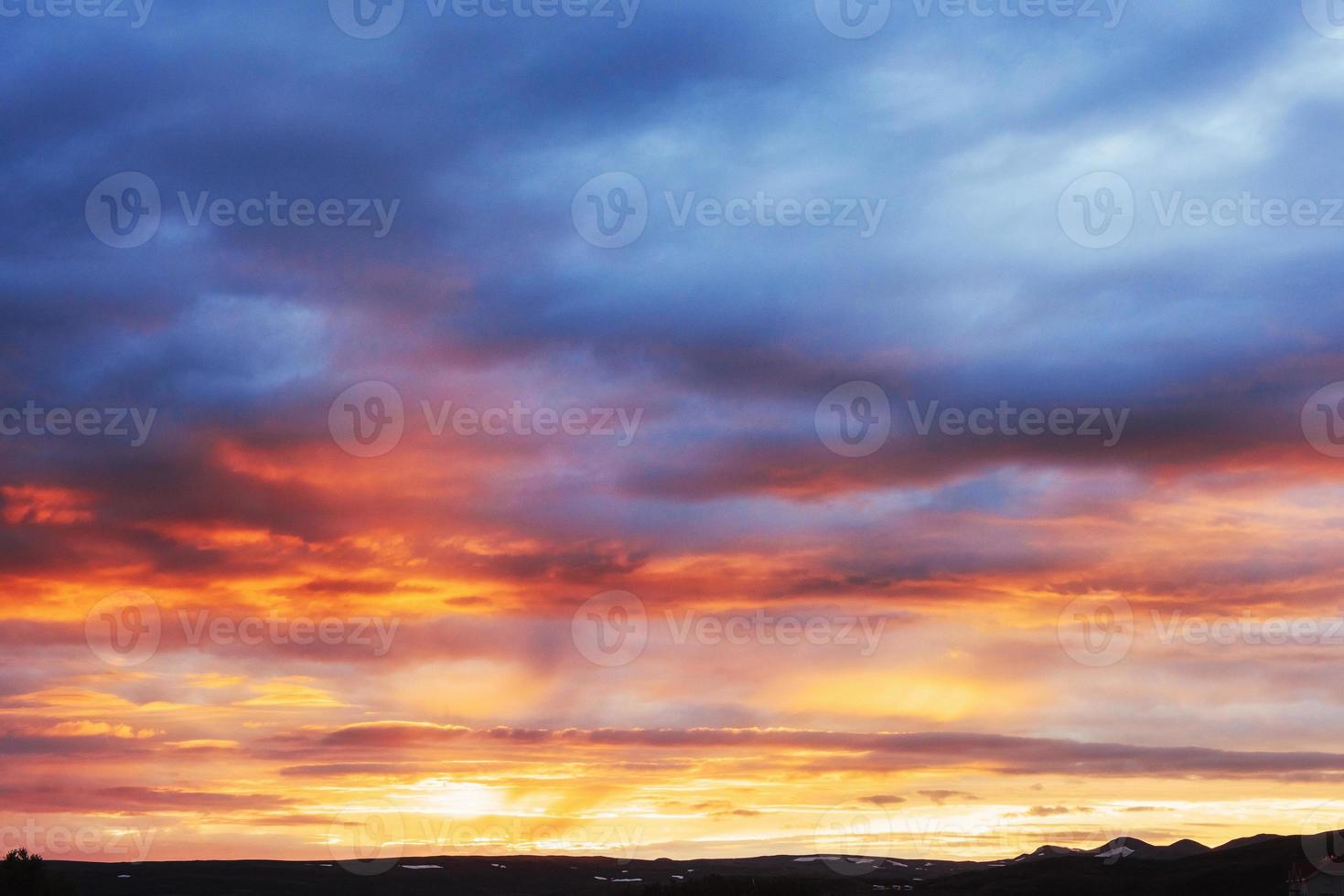 fantástica puesta de sol en las montañas cúmulos foto