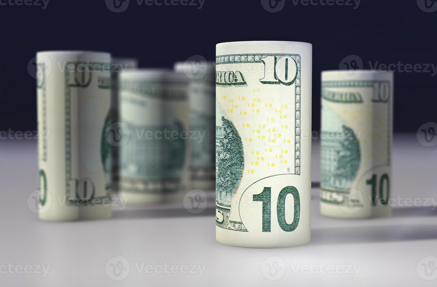 dólar estadounidense de 10 dólares enrollado en el negro foto