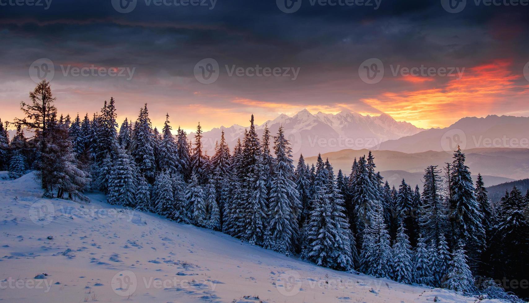 colorida puesta de sol sobre las cadenas montañosas del parque nacional foto