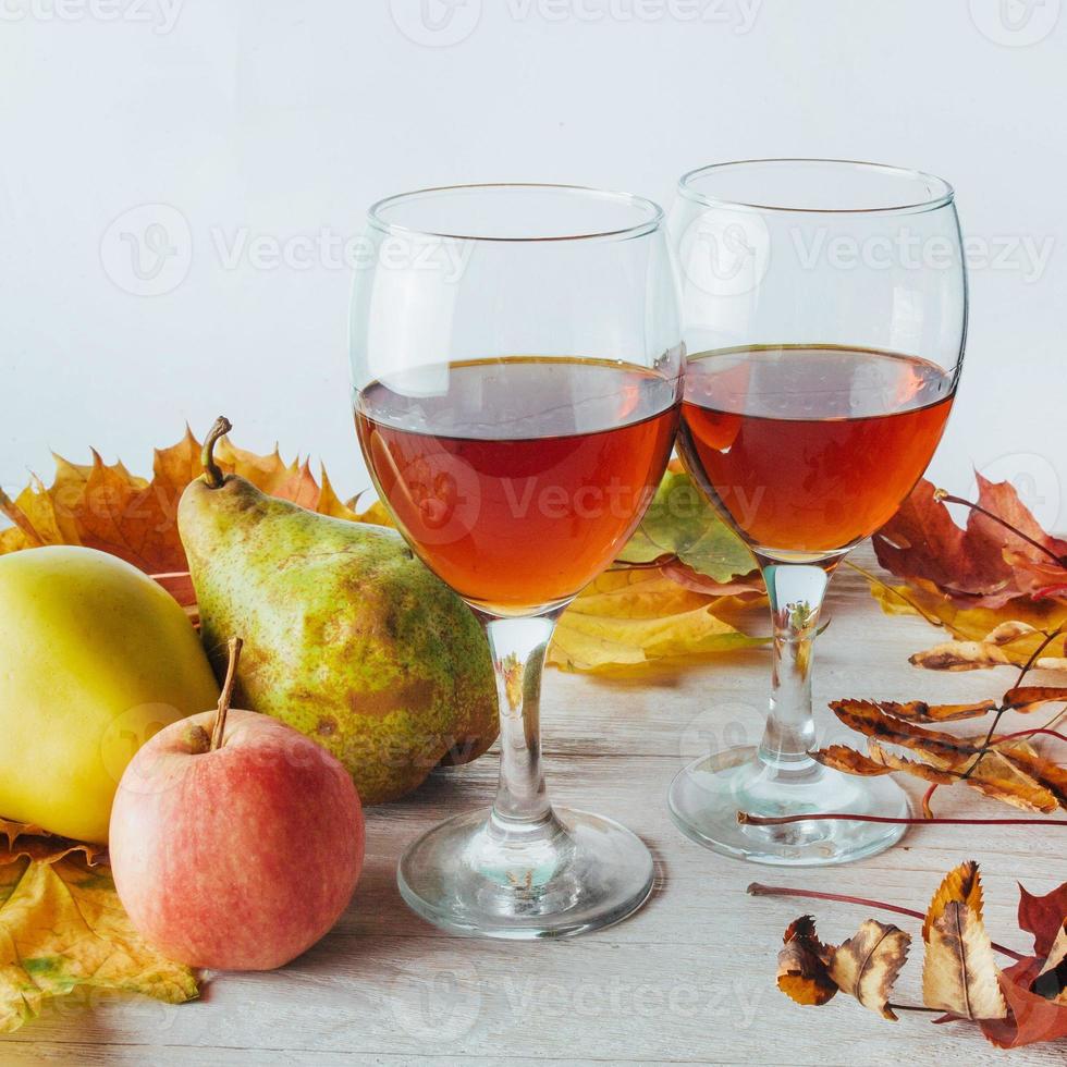 Bodegón de otoño. hojas doradas manzanas y peras foto