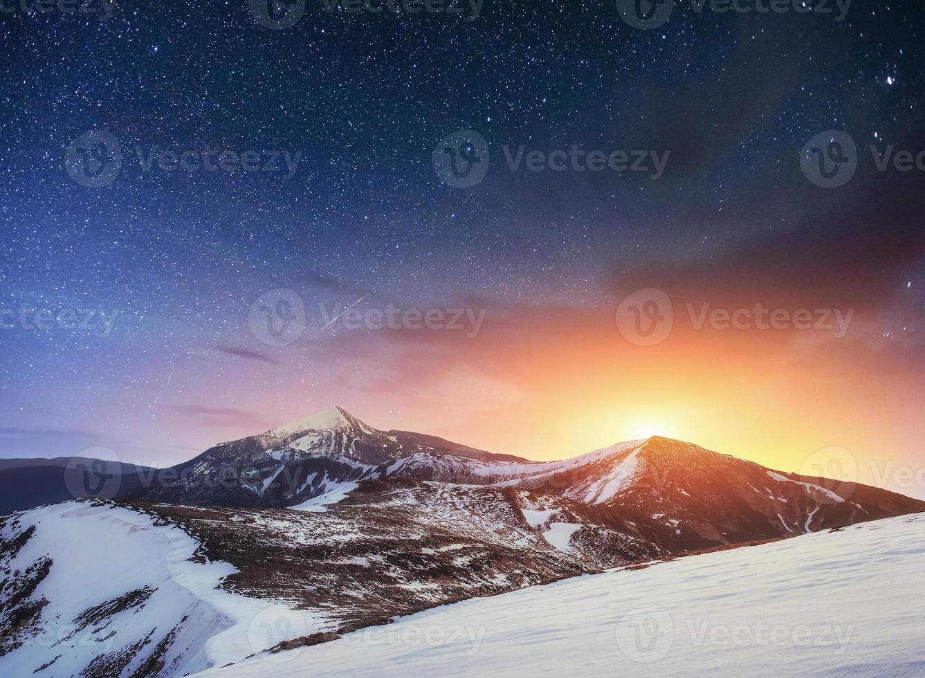 fantástica lluvia de meteoritos de invierno y las montañas nevadas foto