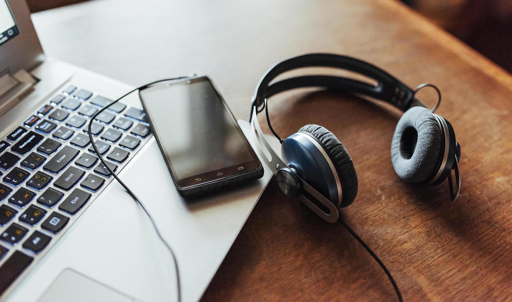 lugar de trabajo de oficina con una computadora portátil y un teléfono inteligente foto