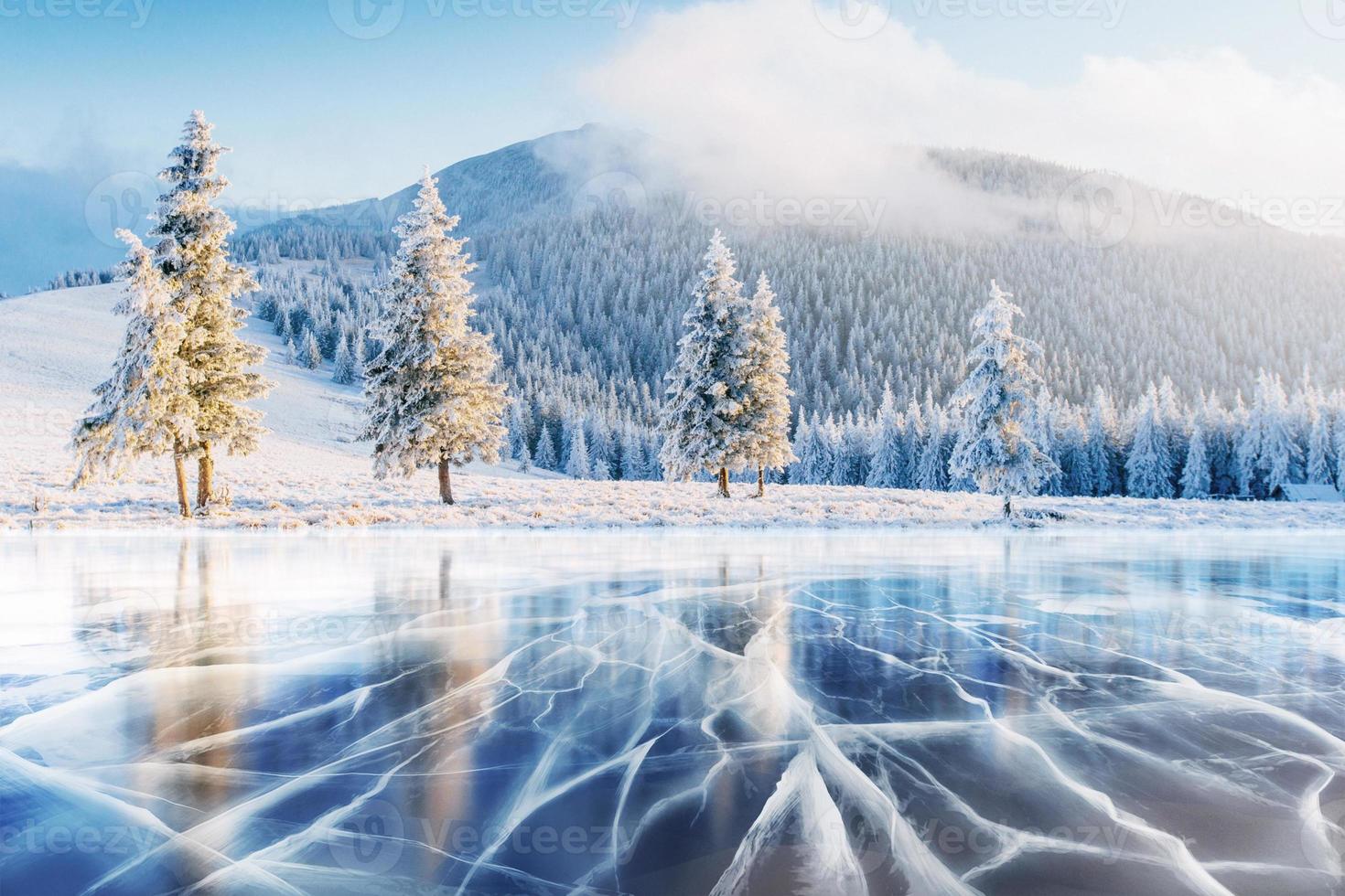 hielo azul y grietas en la superficie del . foto