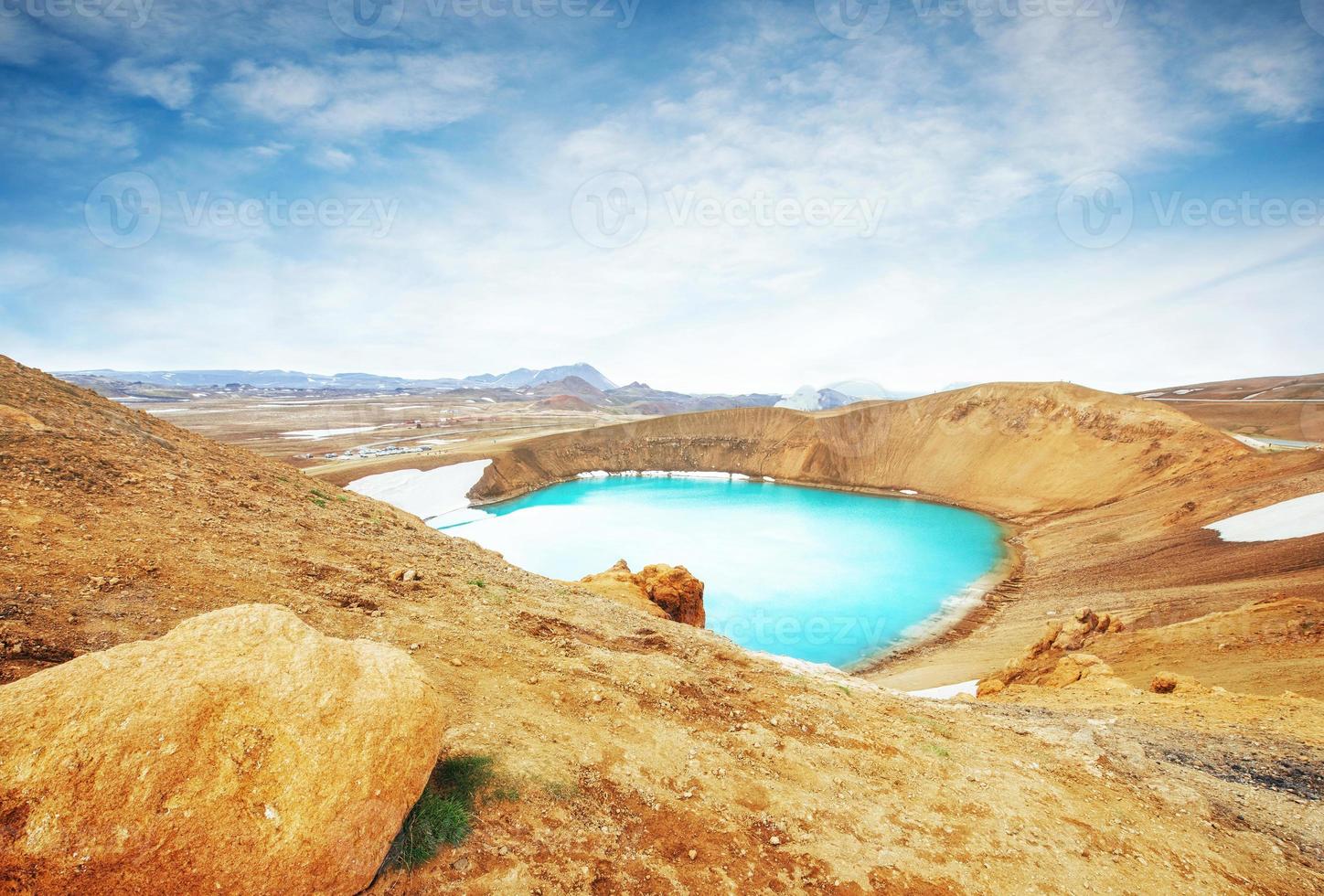 vistas al volcán gigante. turquesa proporciona una cálida agua geotérmica foto