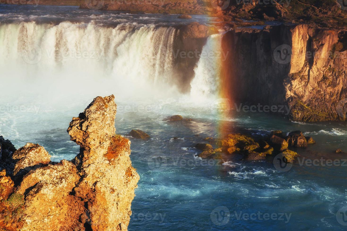 Cascada de Godafoss al atardecer. fantástico arcoiris. islandia, europa foto