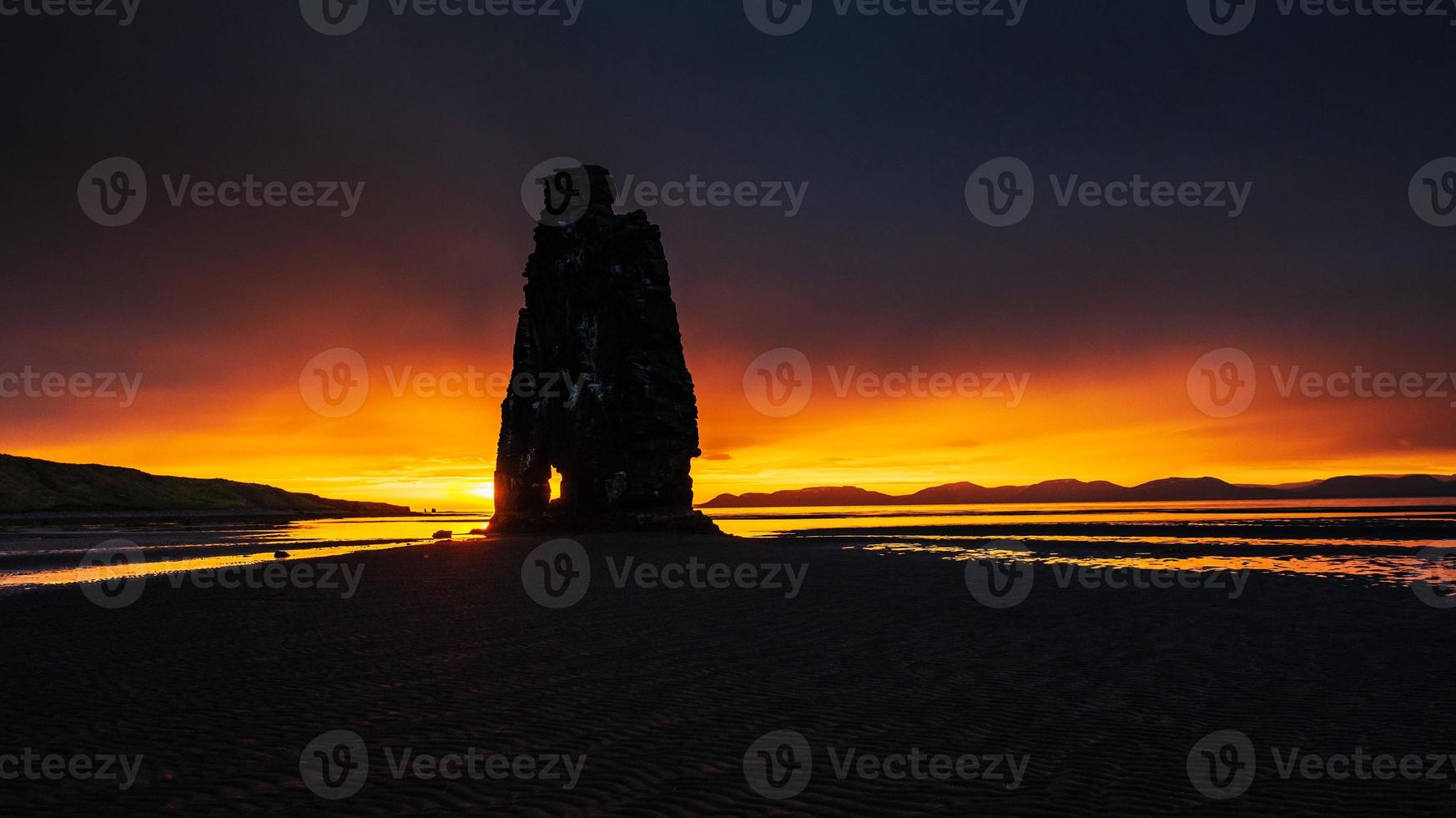 hvitserkur 15 m de altura. es una roca espectacular en el mar foto