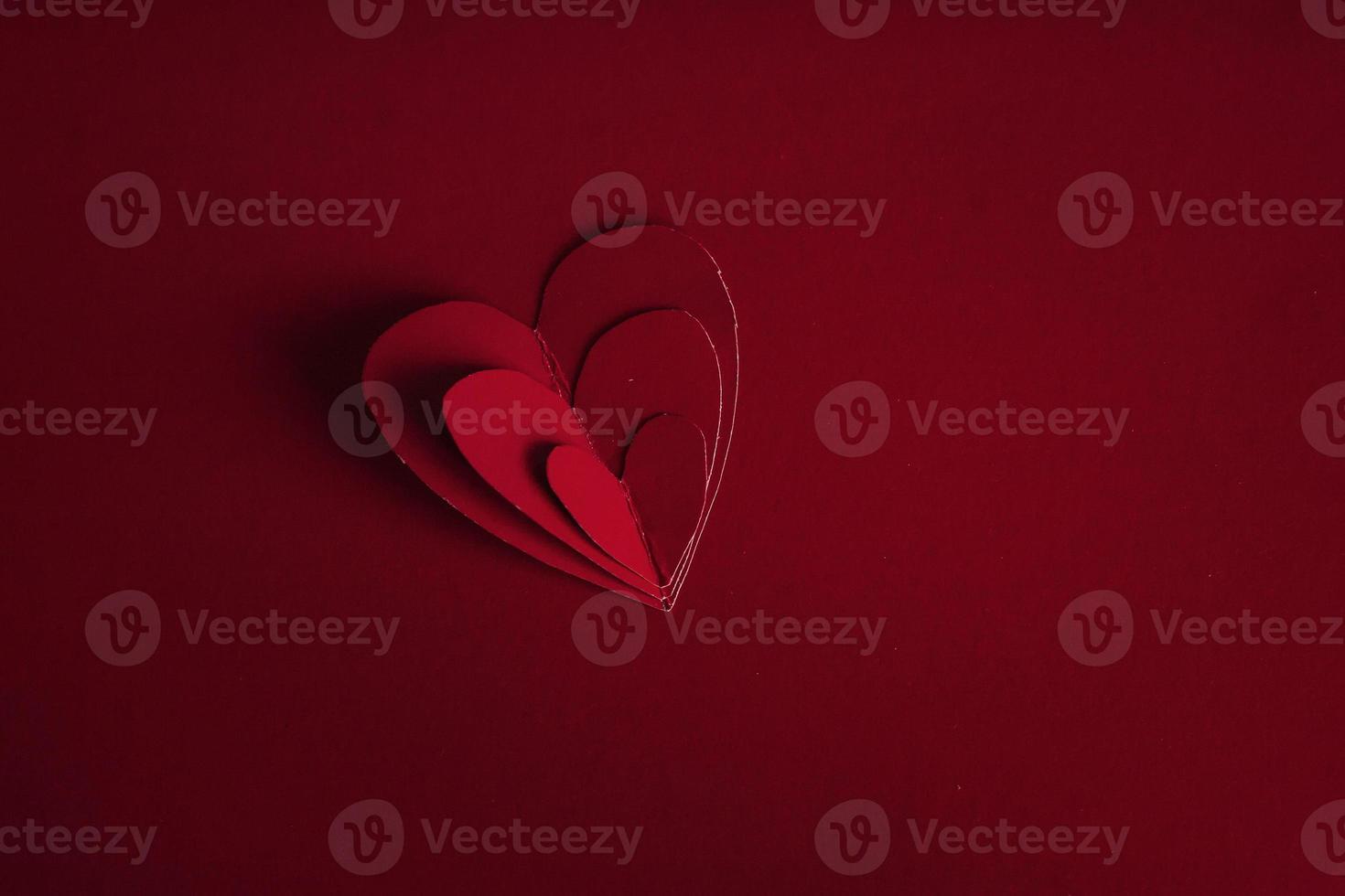tarjeta de vacaciones corazón para el día de san valentín. corazones rojos en la espalda foto