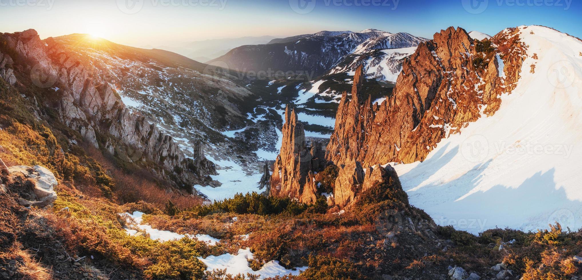 nieve mágica de invierno. paisaje primaveral. puesta de sol en los cárpatos foto