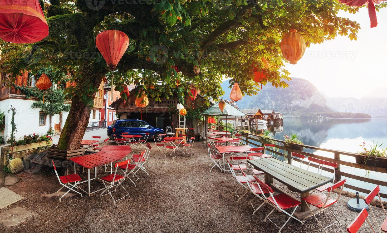 café de verano en el hermoso lago entre montañas. Alpes. pasillos foto