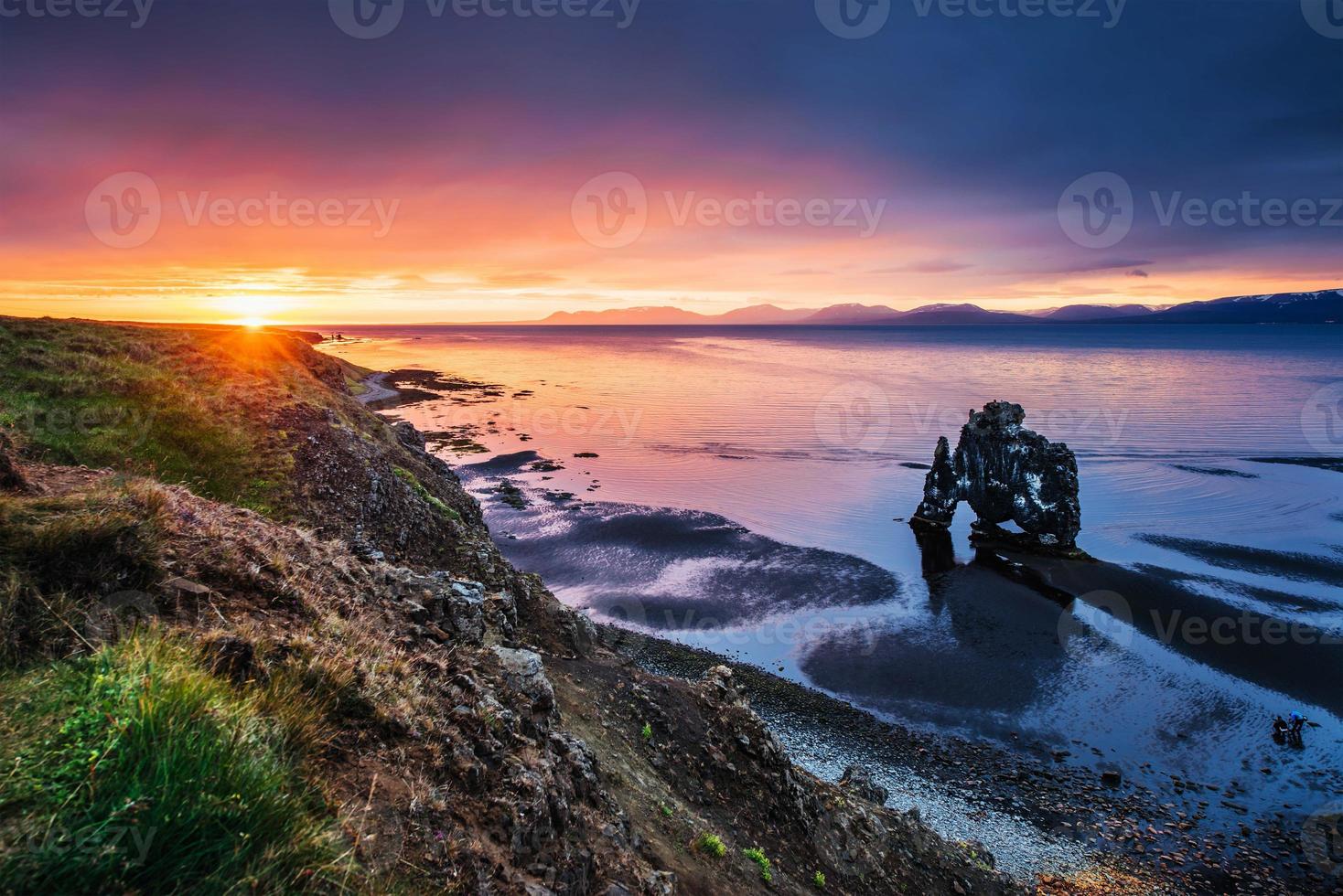 hvitserkur es una roca espectacular en el mar en las costas del norte foto