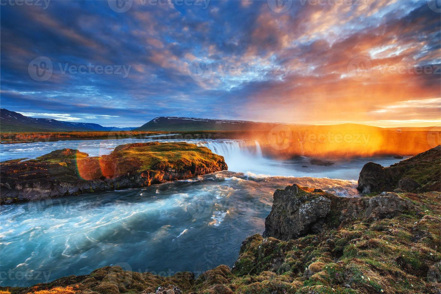 Cascada de Godafoss al atardecer. fantástico paisaje. hermoso semen foto