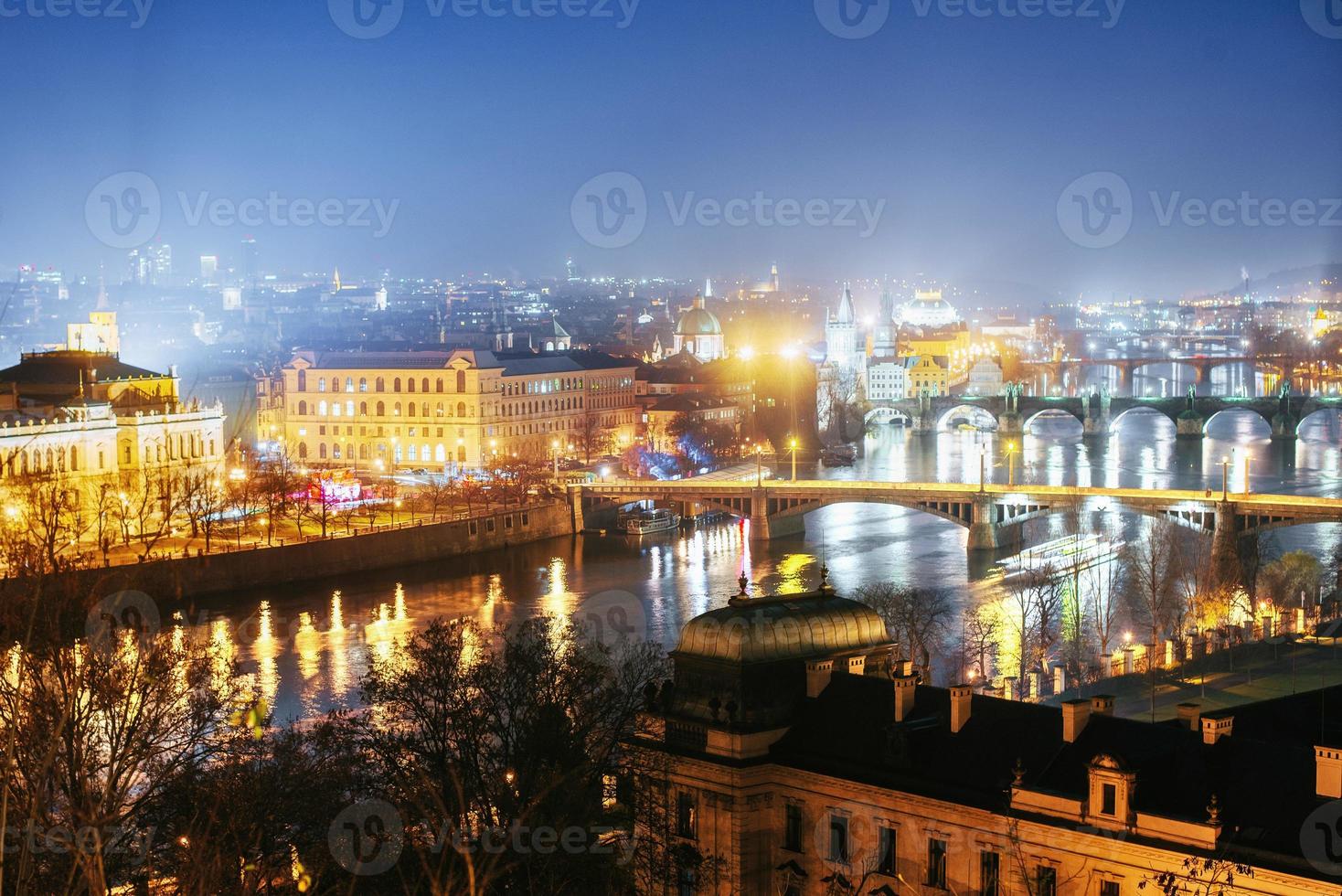 vista panorámica nocturna de la república checa foto