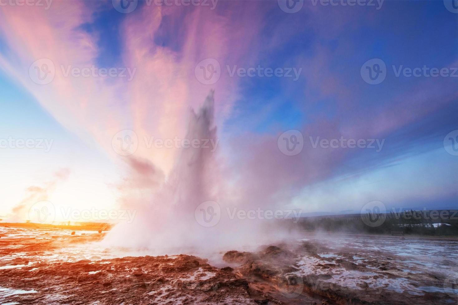 erupción del géiser strokkur en islandia. Fantásticos colores brillan a través de foto