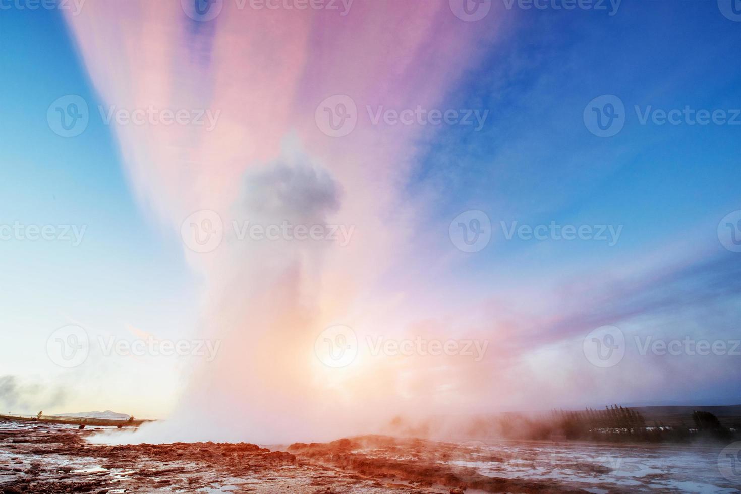 erupción del géiser strokkur en islandia. Fantásticos colores brillan a través de foto