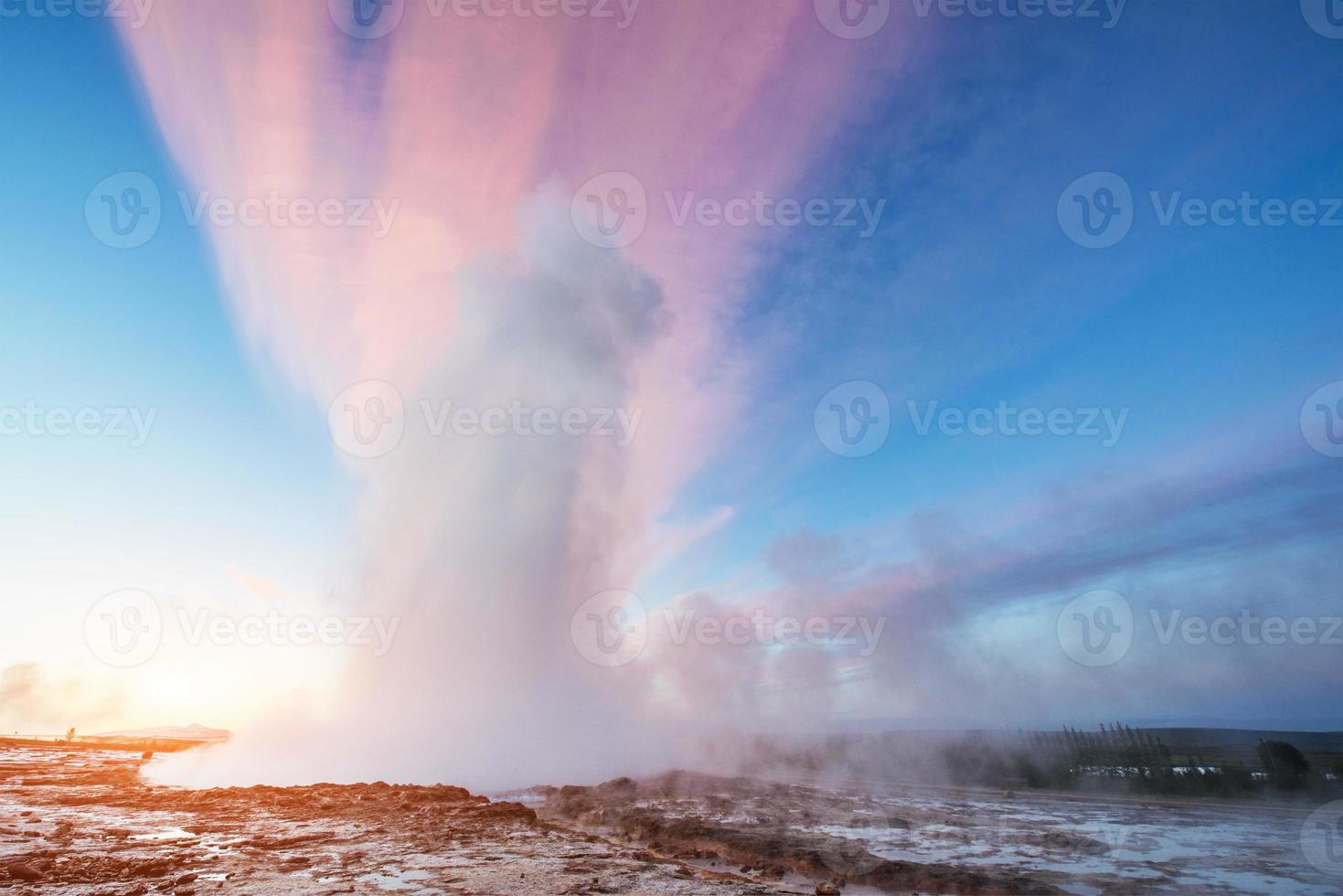 erupción del géiser strokkur en islandia. Fantásticos colores brillan a través de foto