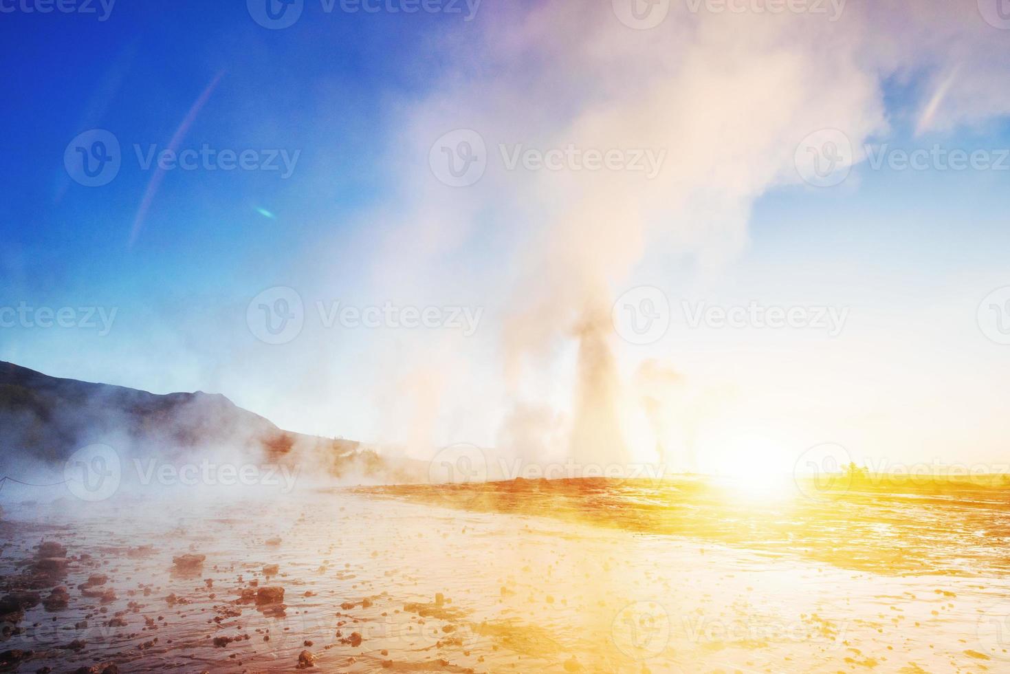 fantástica erupción del géiser strokkur al atardecer en islandia foto