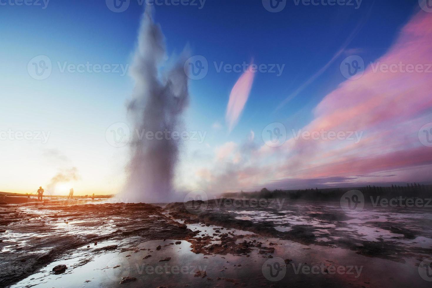 fantástica puesta de sol erupción del géiser strokkur en islandia foto