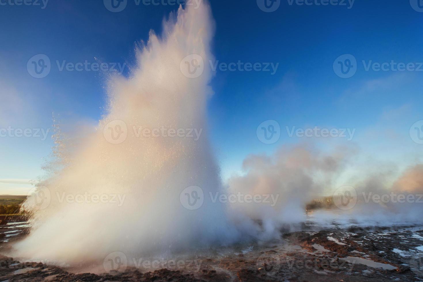 erupción del géiser strokkur en islandia. colores fantasticos hermosa foto