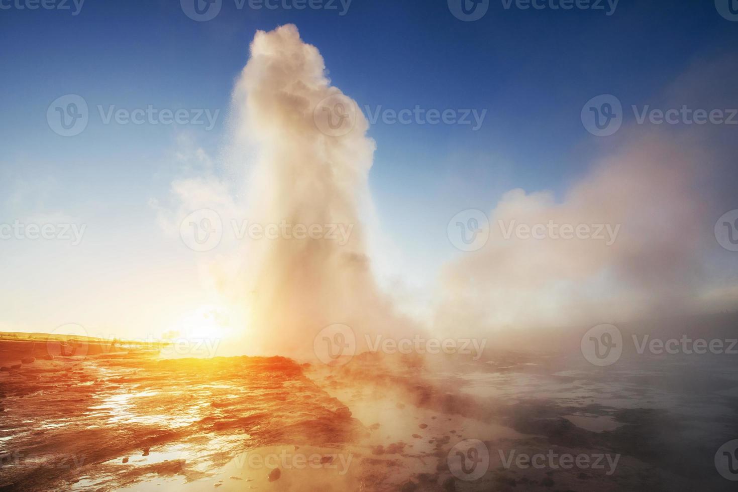 geysers in Iceland. Fantastic kolory.Turysty watch the beauty of photo